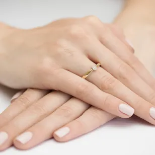 Złoty Pierścionek 585 z diamentem brylant 0,04ct
