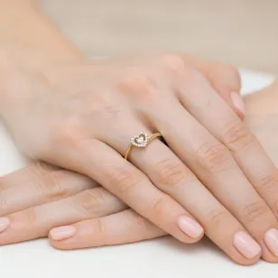 Pierścionek zaręczynowy z diamentami serce 0,18ct