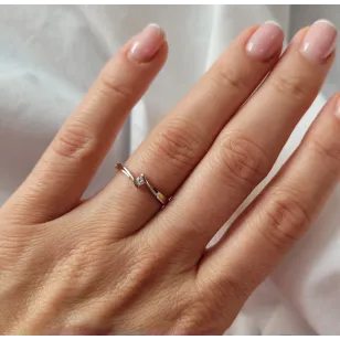 Pierścionek minimalistyczny złoty cyrkonia